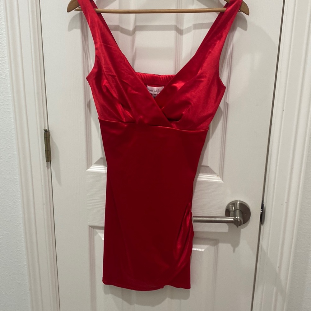 Selling a mini red dress size M